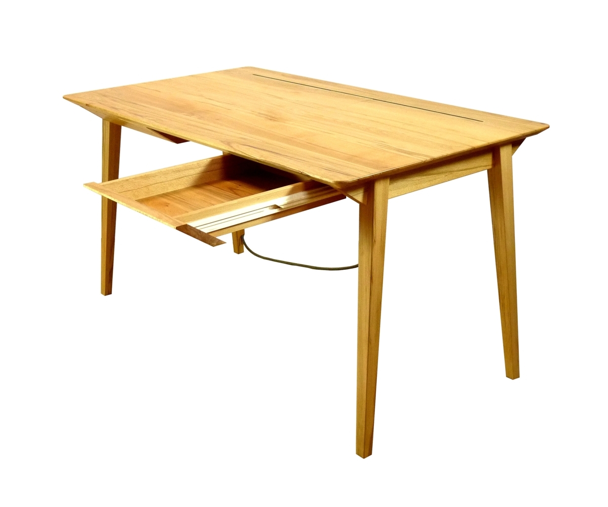 Elektrifizierter Schreibtisch in Kernbuche: Schrägansicht (© Tischlerei Andreas Degner)