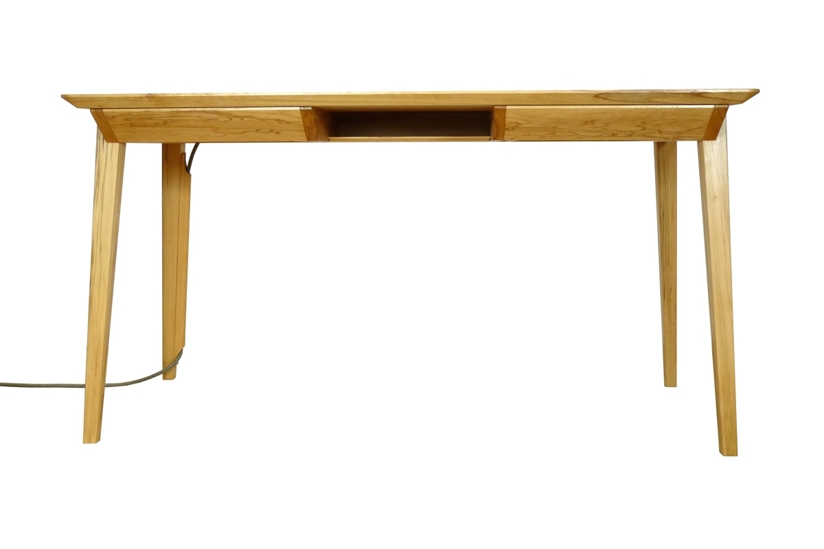 Elektrifizierter Schreibtisch in Kernbuche: Frontalansicht (© Tischlerei Andreas Degner)