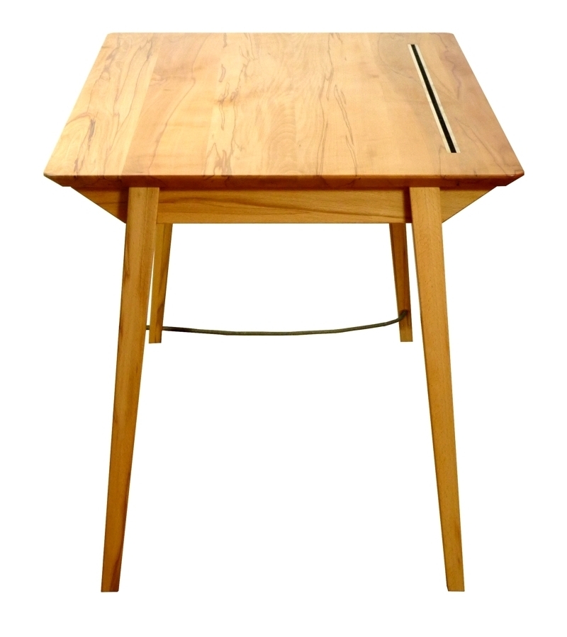 Elektrifizierter Schreibtisch in Kernbuche: Seitenansicht (© Tischlerei Andreas Degner)