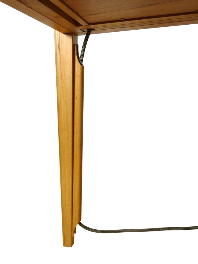 Elektrifizierter Schreibtisch in Kernbuche: Kabelführung für den Anschluss von Laptops oder Leuchte (© Tischlerei Andreas Degner)