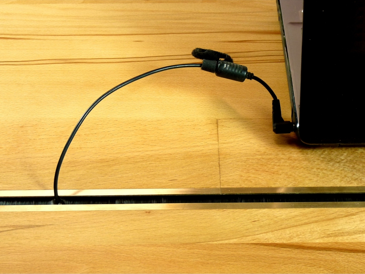 Elektrifizierter Schreibtisch in Kernbuche: Das Kabel tritt durch eine Messingnut mit Bürstendichtung aus (© Tischlerei Andreas Degner)