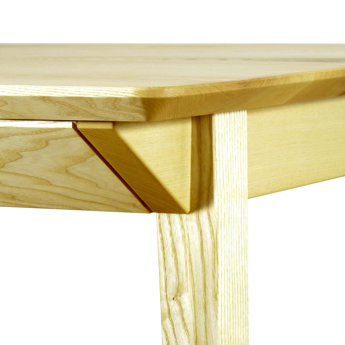 Schreibtisch in Esche: Ausführung mit sogenannter Schweizer Kante (© Tischlerei Andreas Degner)