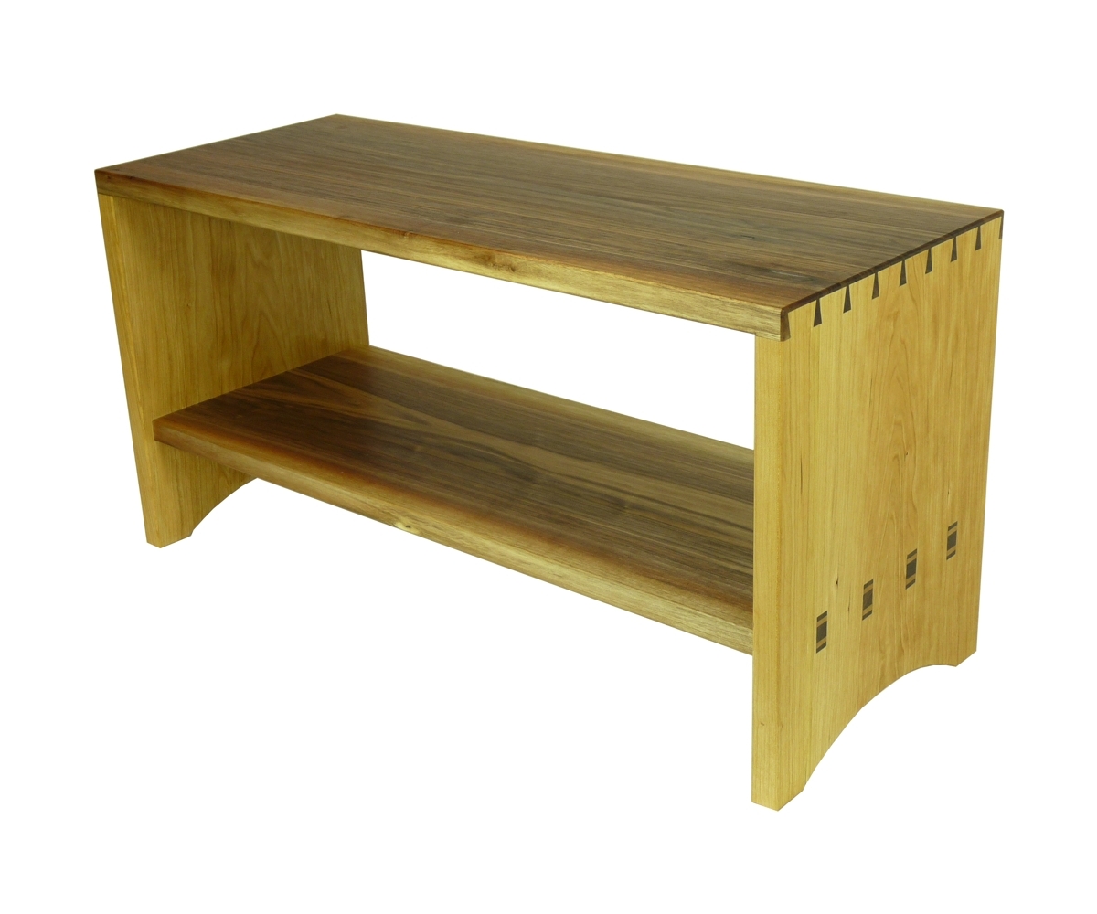 Markantes Schuhregal in Nussbaum- und Kirsche-Massivholz in Schrägansicht (© Tischlerei Andreas Degner)