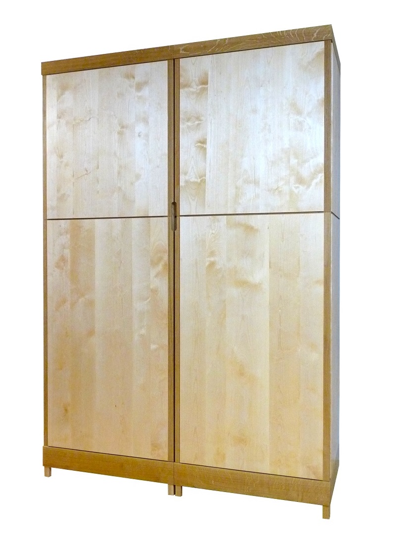 Kleiderschrank in Birke und Eiche in Komplettansicht (© Tischlerei Andreas Degner)