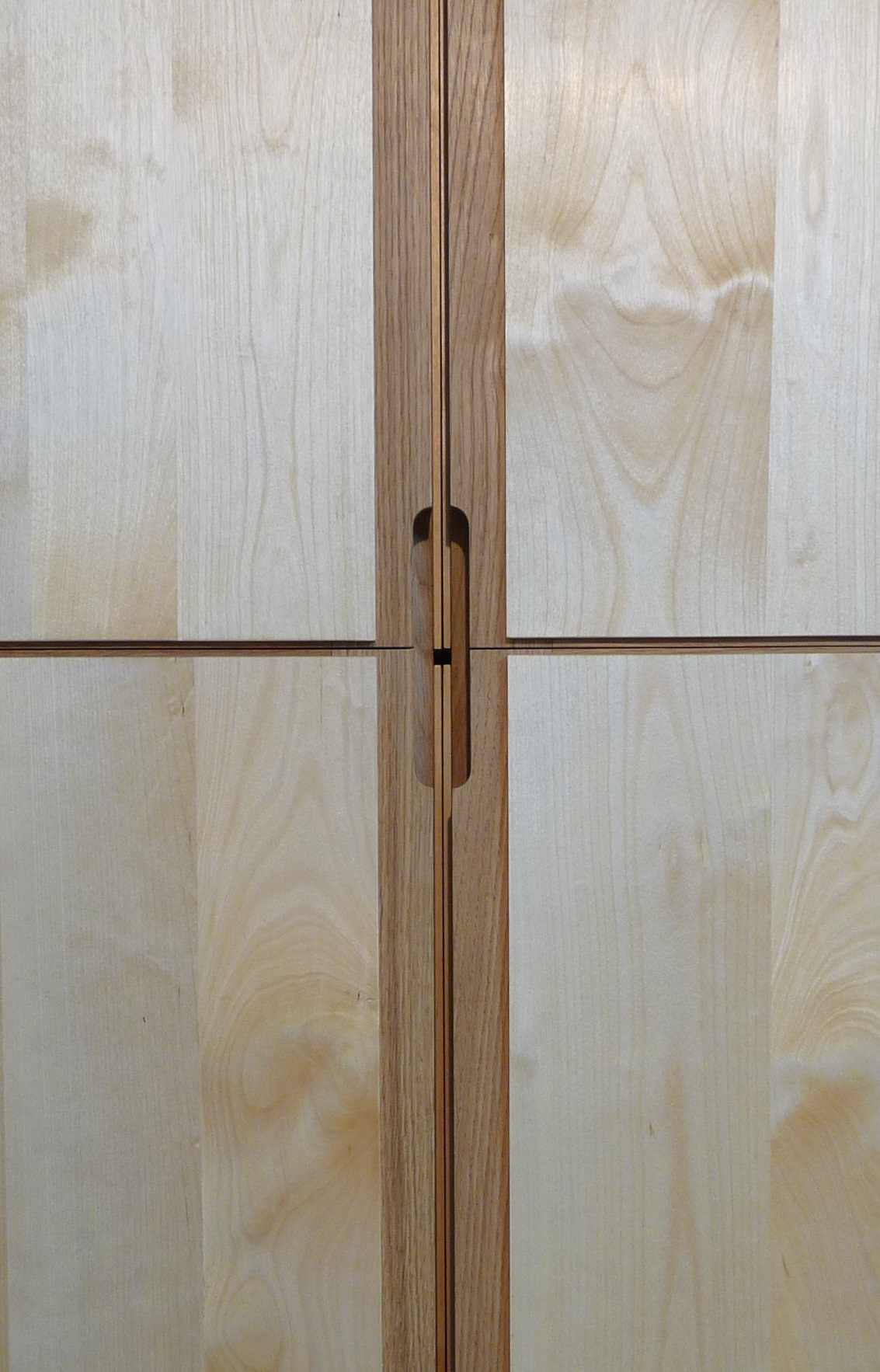 Kleiderschrank in Birke und Eiche mit Fokus auf die Griffmulden (© Tischlerei Andreas Degner)