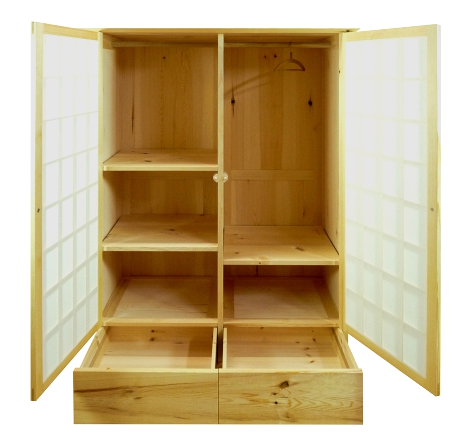 Kleiderschrank in Kiefer und Papier mit geöffneten Türen und geöffneten Schubladen (© Tischlerei Andreas Degner)