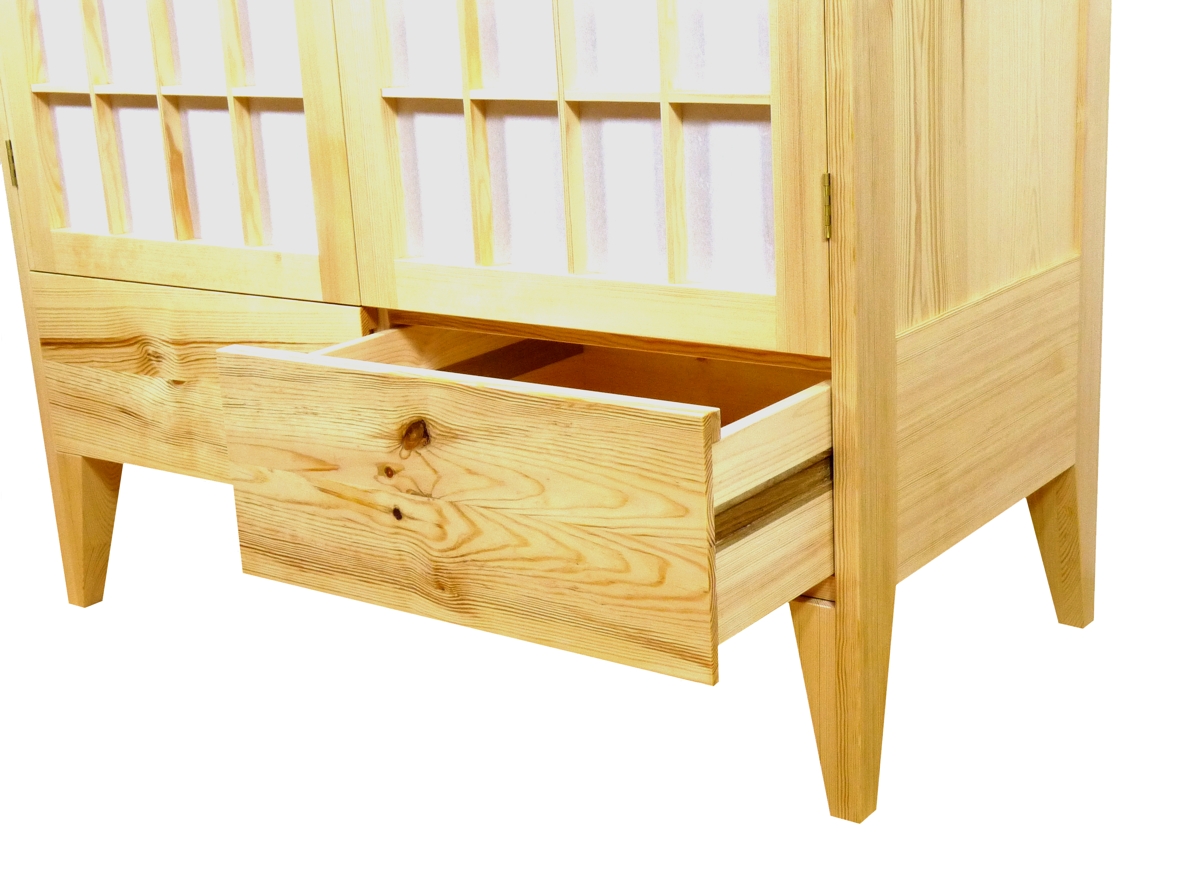 Kleiderschrank in Kiefer und Papier mit Blick auf die Massivholz-Laufleisten der Schubfächer (© Tischlerei Andreas Degner)