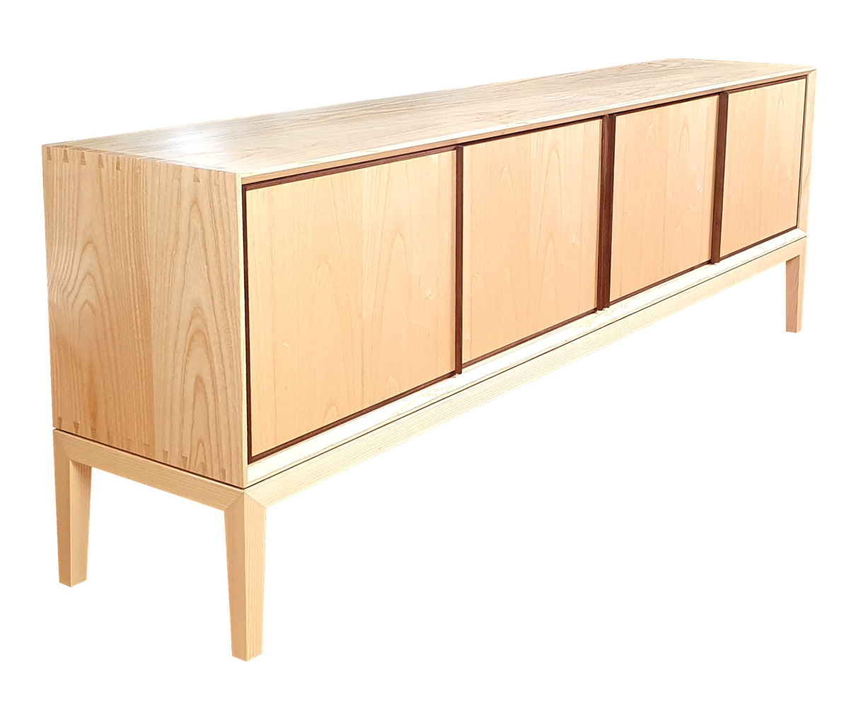 Phono-Sideboard in Schrägansicht (© Tischlerei Andreas Degner)