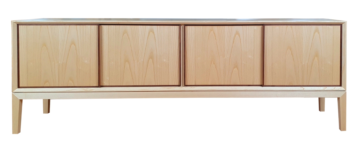 Phono-Sideboard: Schiebetüren verschlossen (© Tischlerei Andreas Degner)