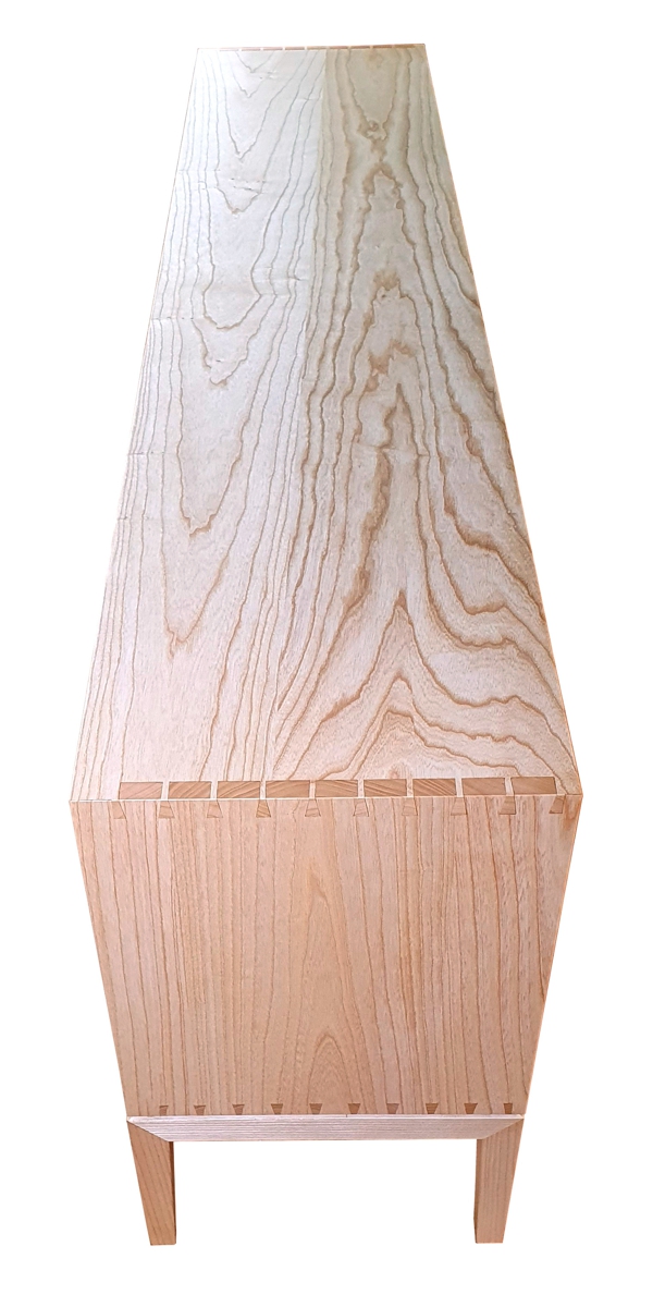 Phono-Sideboard in Seitenansicht (© Tischlerei Andreas Degner)