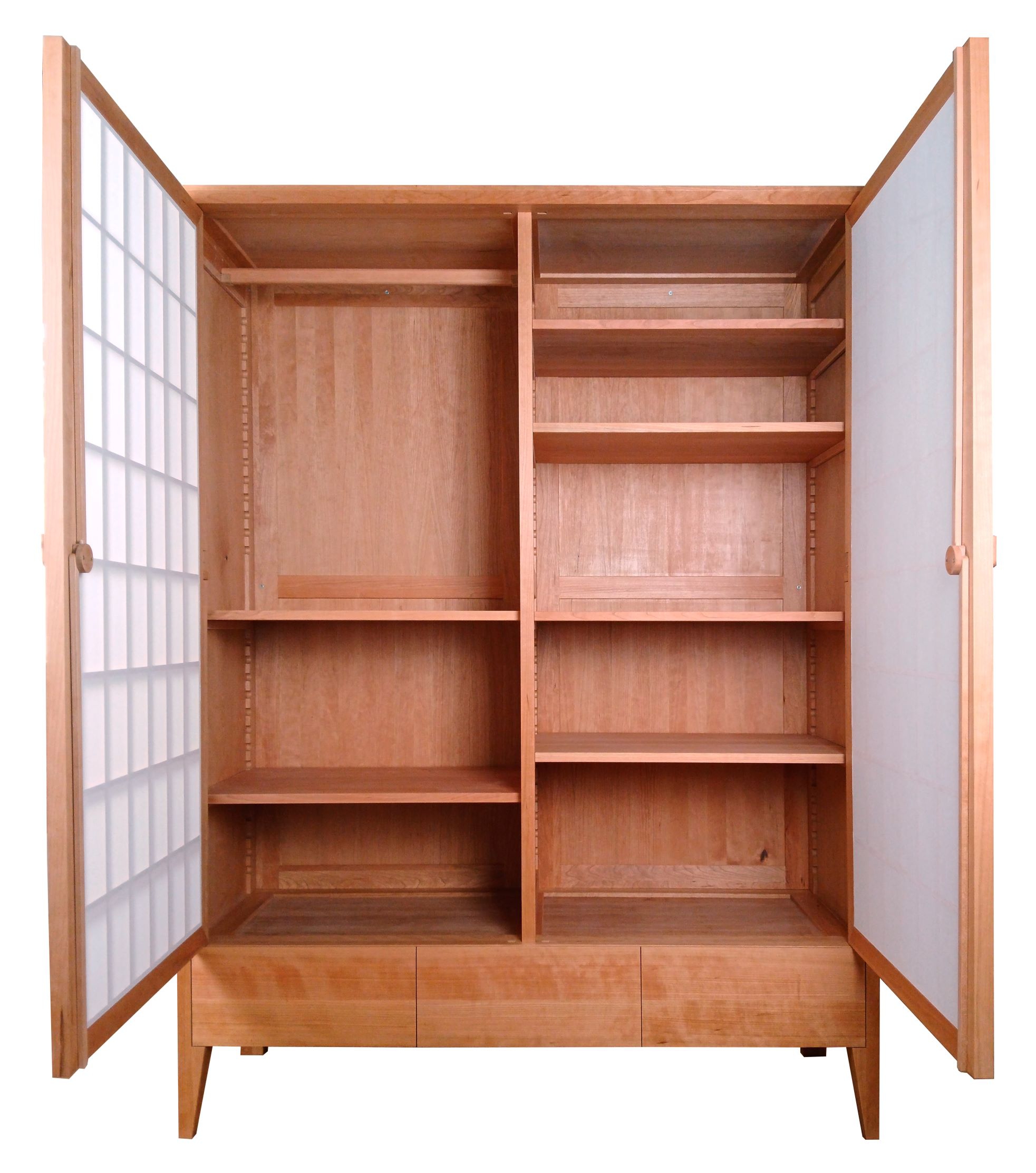 Kleiderschrank in amerikanischem Kirschbaum: frontal mit geöffneten Türen (© Tischlerei Andreas Degner)